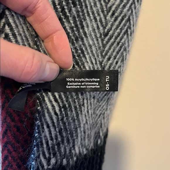 Elegant Large Plaid Scarf in Black, Cream, and Red - Picture 6 of 8